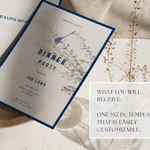 Op de afbeelding: Een witte uitnodiging met een blauwe rand, met de tekst "Dinner Party" en "The Lows" in een blauw lettertype. De uitnodiging ligt op een houten oppervlak met gedroogde bloemen en een glazen vaas.