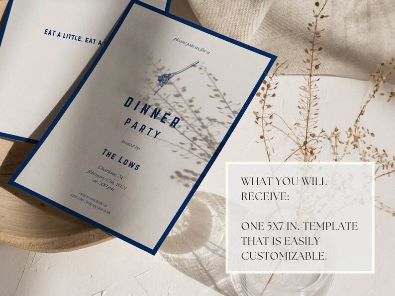 Op de afbeelding: Een witte uitnodiging met een blauwe rand, met de tekst "Dinner Party" en "The Lows" in een blauw lettertype. De uitnodiging ligt op een houten oppervlak met gedroogde bloemen en een glazen vaas.