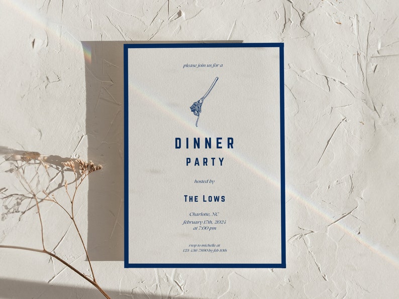 Op de afbeelding: Een witte uitnodigingskaart met een blauwe rand. De kaart heeft een eenvoudige illustratie van een bezem en de tekst "U bent van harte welkom voor een diner georganiseerd door The Lows Charlotte, NC op 17 februari 2023 om 19:00 uur"