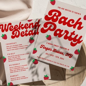 Könnte beinhalten: Eine rosa und weiße Einladung mit rotem Text für eine Junggesellinnenparty in den Finger Lakes, NY. Die Einladung ist im Erdbeer-Design mit roten Erdbeeren auf weißem Hintergrund. Der Text lautet: "Sie sind eingeladen zu Taryns Junggesellinnenabschied, ein süßes Wochenende in den Finger Lakes, NY, vom 10. bis 13. Juli 2024. Bitte melden Sie sich bei Kristen unter (123) 456-7895 bis zum 7. Juli."