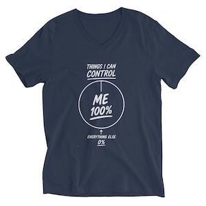 Pode incluir: Uma t-shirt azul-marinho com decote em V e um design gráfico branco. O texto diz THINGS I CAN CONTROL acima de um círculo contendo ME 100%. Abaixo do círculo, uma seta aponta para o texto EVERYTHING ELSE 0% sublinhado com uma linha.