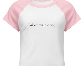 Camiseta feminina raglan micro canelada, camiseta engraçada e bem-humorada, camiseta feminina sarcástica, camiseta com sarcasmo, camiseta com meme desvairado, camiseta com humor negro peculiar