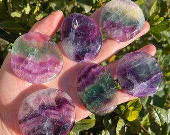 Puede incluir: Seis piedras de fluorita pulidas en varios tonos de morado, verde y blanco. Las piedras son lisas y tienen una forma natural y orgánica.