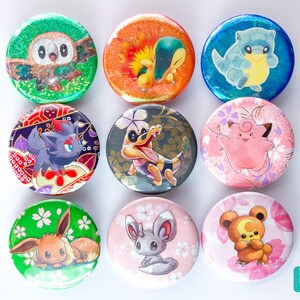 Gacha Pokégami Buttons - Überraschungsbuttons in 3 verschiedenen Stilen (OOAK handgemachte Collagebuttons mit Tcg-Karten)