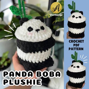 Può includere: Un peluche panda boba fatto a mano all'uncinetto bianco e nero. Il panda ha una faccia carina con occhi neri e guance rosa. Il testo "PANDA BOBA PLUSHIE" è in basso. Un'immagine più piccola mostra il modello all'uncinetto.