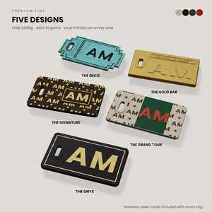 Könnte beinhalten: Fünf rechteckige Gepäckanhänger mit der Aufschrift Premium Line. Die Designs umfassen The Deco in Blaugrün, The Gold Bar in Metallic-Gold, The Signature mit schwarz-goldenem Muster, The Grand Tour mit grün-roten Akzenten und The Onyx in Schwarz und Gold.