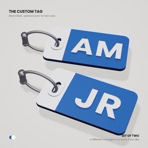 Puede incluir: Dos etiquetas de equipaje rectangulares con un diseño en azul y blanco. Cada etiqueta muestra iniciales blancas en negrita, AM y JR, e incluye un lazo de sujeción gris. El texto en la imagen dice THE CUSTOM TAG y SET OF TWO.