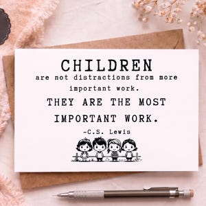 Könnte beinhalten: Eine weiße rechteckige Karte mit schwarzem Text: CHILDREN are not distractions from more important work. THEY ARE THE MOST IMPORTANT WORK. -C.S. Lewis. Unter dem Text befindet sich eine schwarz-weiße Illustration von vier Kindern.