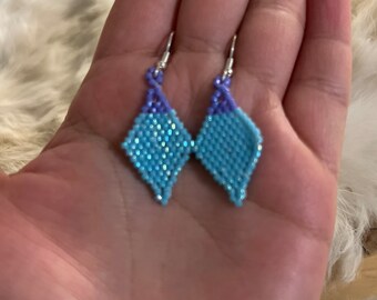 Boucles d’oreilles géométriques bleues et violettes