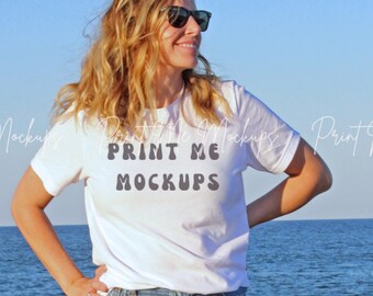 Mujer en la playa Cara completa Bella + Canvas 3001 Tshirt Mockup