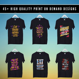 Op de afbeelding: Zes zwarte T-shirts met verschillende motiverende citaten erop gedrukt. De citaten zijn: "Live More Worry Less", "Happy Mind Happy Life", "Respect Your Self", "Make Your Self Proud", "Eat Sleep Work Hard", en "Kill Them With Kindness".