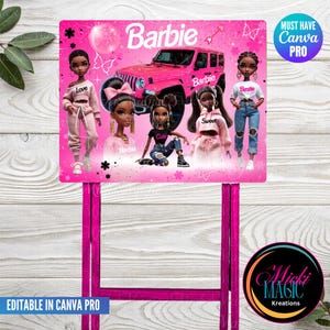 Puede incluir: Un letrero de jardín rosa con la palabra "Barbie" y una ilustración de un Jeep rosa. El letrero presenta ilustraciones de muñecas con diferentes atuendos. El letrero también incluye el texto "Love", "Cute", "Sweet" y "Bestie". El letrero está sostenido por un marco de metal rosa.