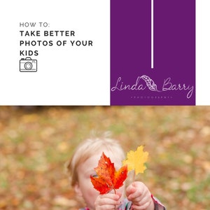 Puede incluir: Un niño pequeño sostiene dos hojas de otoño, una roja y otra amarilla, frente a su cara. Las hojas están enfocadas, mientras que la cara del niño está desenfocada. El fondo es una imagen borrosa de hojas caídas.