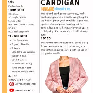 Op de afbeelding: Een haakpatroondocument getiteld Easy Ribbed Cardigan van Hygge Crochet Co. De tekst vermeldt moeilijkheidsgraad, maat, termen, benodigdheden zoals een 4,5 mm haaknaald en garen, en de stekenverhouding. Een foto toont een roze geribd vest.