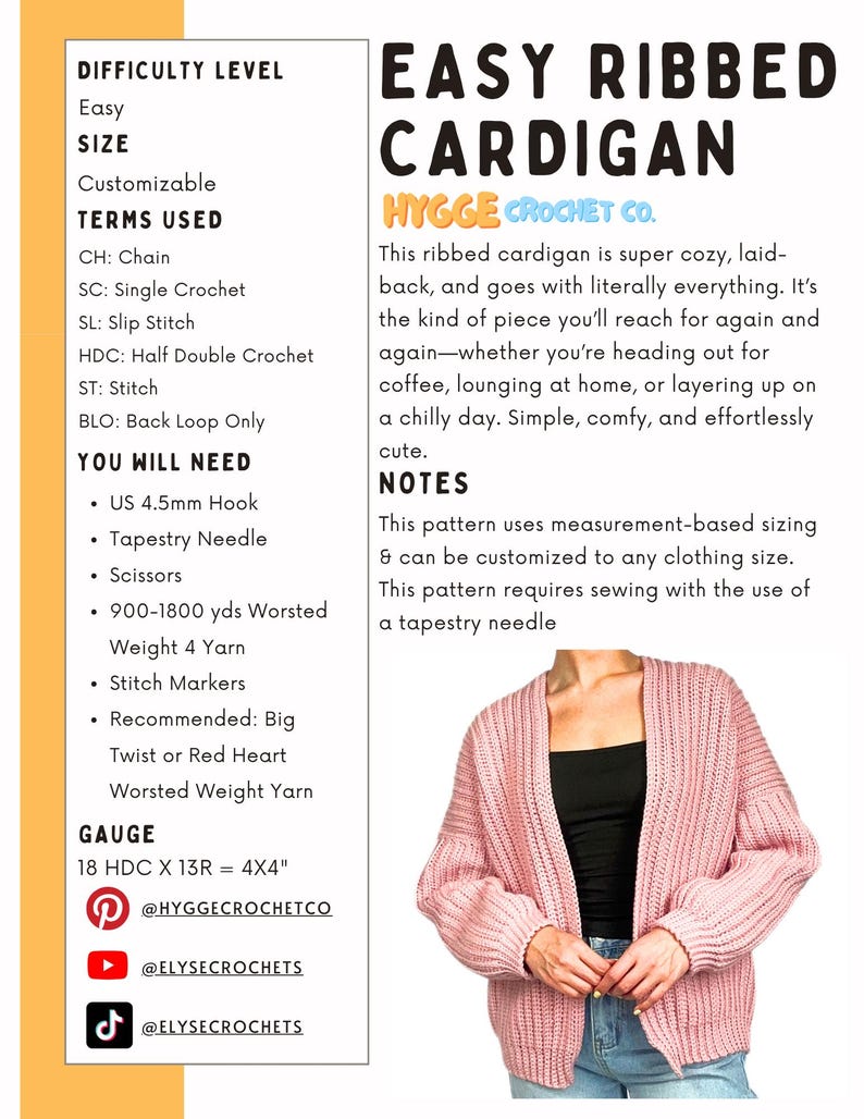 Op de afbeelding: Een haakpatroondocument getiteld Easy Ribbed Cardigan van Hygge Crochet Co. De tekst vermeldt moeilijkheidsgraad, maat, termen, benodigdheden zoals een 4,5 mm haaknaald en garen, en de stekenverhouding. Een foto toont een roze geribd vest.
