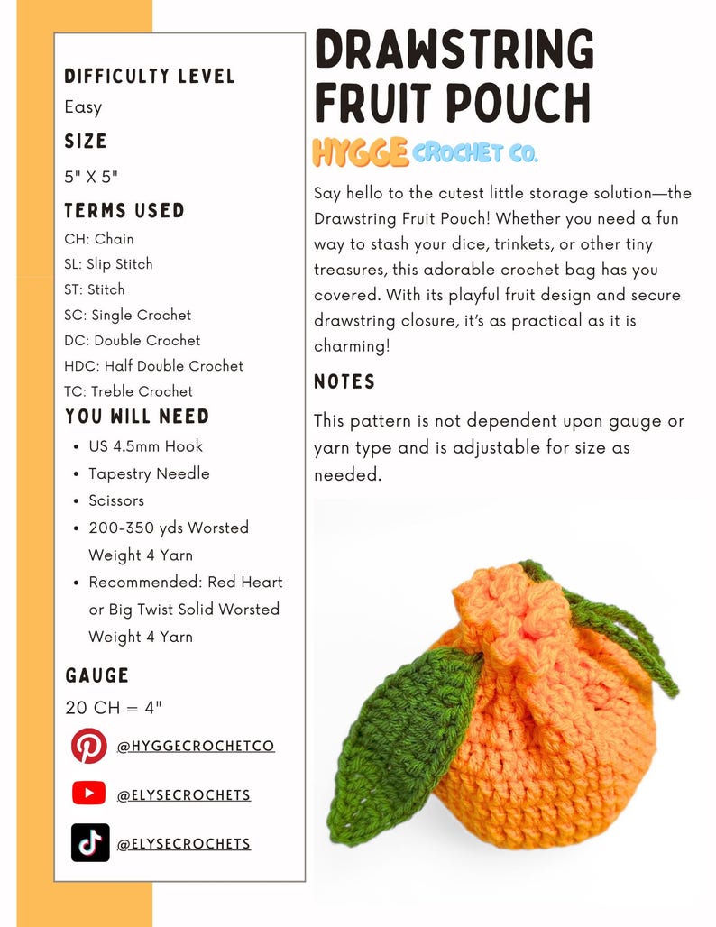 K&ouml;nnte beinhalten: Ein H&auml;kelanleitungsdokument mit dem Titel Drawstring Fruit Pouch von Hygge Crochet Co. Der Text listet Schwierigkeitsgrad, Gr&ouml;&szlig;e von 12,7 cm x 12,7 cm, Begriffe, Materialien und Maschenprobe auf. Ein Bild zeigt ein orangefarbenes H&auml;kelt&auml;schchen.