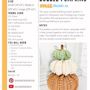 Puede incluir: Un documento de patr&oacute;n de ganchillo titulado Farmhouse Bobble Pumpkins de Hygge Crochet Co. Enumera la dificultad, tama&ntilde;os en pulgadas, t&eacute;rminos y materiales. Una imagen muestra tres calabazas de ganchillo apiladas en verde salvia, crema y naranja.