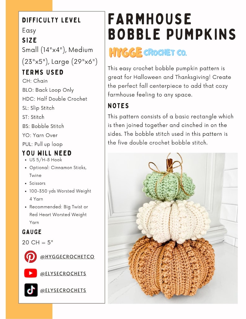 Puede incluir: Un documento de patr&oacute;n de ganchillo titulado Farmhouse Bobble Pumpkins de Hygge Crochet Co. Enumera la dificultad, tama&ntilde;os en pulgadas, t&eacute;rminos y materiales. Una imagen muestra tres calabazas de ganchillo apiladas en verde salvia, crema y naranja.