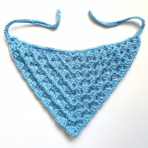 K&ouml;nnte beinhalten: Ein hellblaues geh&auml;keltes Bandana mit dreieckiger Form und einer geknoteten Schleife.