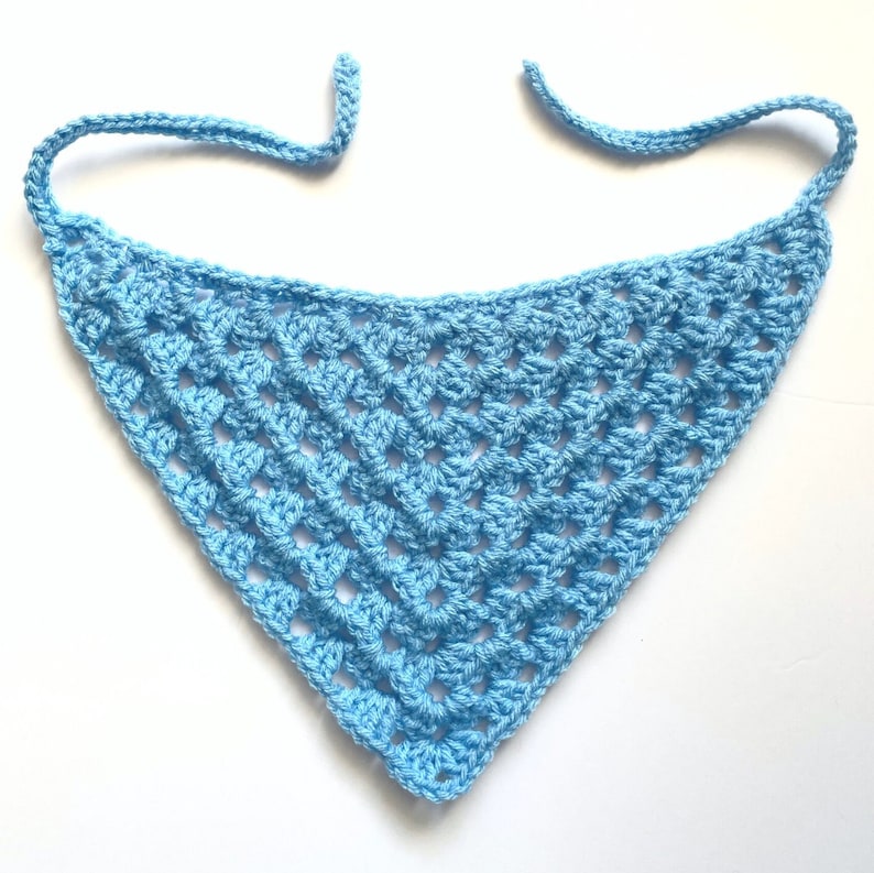 K&ouml;nnte beinhalten: Ein hellblaues geh&auml;keltes Bandana mit dreieckiger Form und einer geknoteten Schleife.