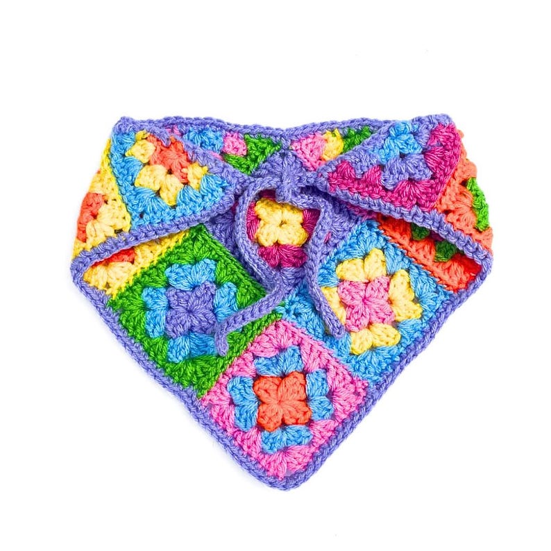 Puede incluir: Un pa&ntilde;uelo de ganchillo colorido con cierre de nudo. El pa&ntilde;uelo est&aacute; hecho de cuadrados en tonos de rosa, azul, verde, amarillo y morado.