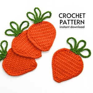 Może przedstawiać: Cztery dziane na szydełku pomarańczowe podkładki pod kubki w kształcie marchewki z zielonymi czubkami. Tekst "CROCHET PATTERN instant download" znajduje się w prawym górnym rogu obrazu.