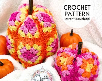 Puede incluir: Dos calabazas de ganchillo hechas con cuadrados de la abuela en hilo rosa brillante, naranja y amarillo con tallos de canela. Un círculo blanco contiene el texto CROCHET PATTERN instant download. Dos calabazas naranjas y una bola disco.