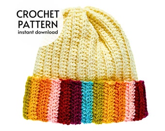 Peut inclure: Un bonnet au crochet avec une partie supérieure couleur crème et un bord rayé multicolore dans des tons orange, jaune, rose, rouge et bleu. Le texte CROCHET PATTERN instant download est visible sur le côté gauche du bonnet.