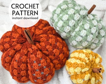 Puede incluir: Tres calabazas de ganchillo en naranja, verde salvia y amarillo, cada una con un tallo de rama de canela. El texto CROCHET PATTERN instant download es visible en la esquina superior izquierda. Las calabazas tienen un diseño de hilo texturizado.