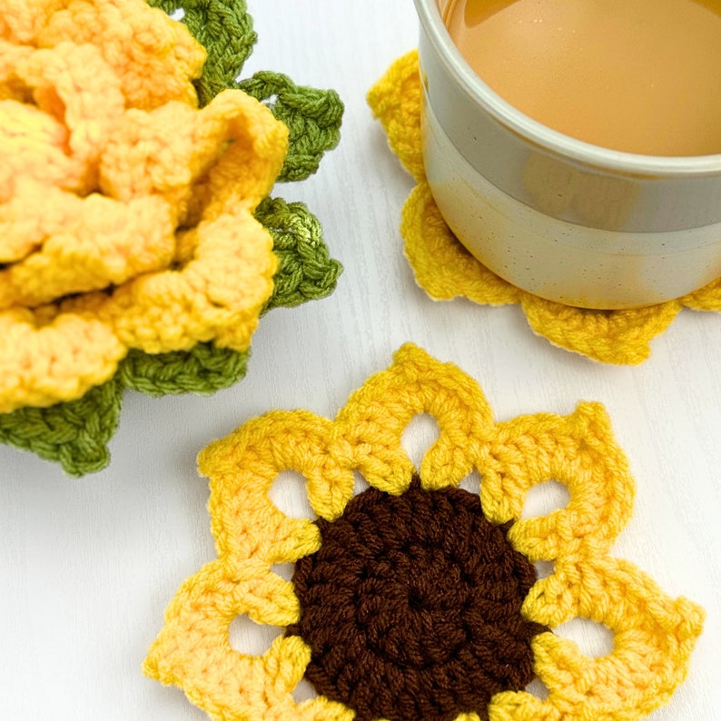 Peut inclure: Trois dessous-de-verre en crochet en forme de tournesol, en jaune, marron et vert. Les dessous-de-verre sont faits avec un fil textur&eacute; et ont un centre sur&eacute;lev&eacute;.