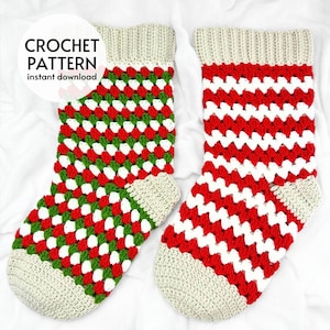 Peut inclure: Deux chaussettes de Noël en crochet, l'une avec un motif en damier rouge, blanc et vert et l'autre avec un motif rayé rouge et blanc. Les chaussettes sont faites avec un fil beige et ont un revers en crochet.