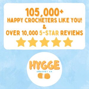 K&ouml;nnte beinhalten: Eine hellblaue Grafik mit dem Text 105,000+ HAPPY CROCHETERS LIKE YOU! & OVER 10,000 5-STAR REVIEWS &uuml;ber f&uuml;nf gelben Sternen. Darunter befindet sich ein wei&szlig;er Kreis mit dem orangefarbenen Text HYGGE CROCHET CO. und einem kleinen Garnkn&auml;uel-Symbol.