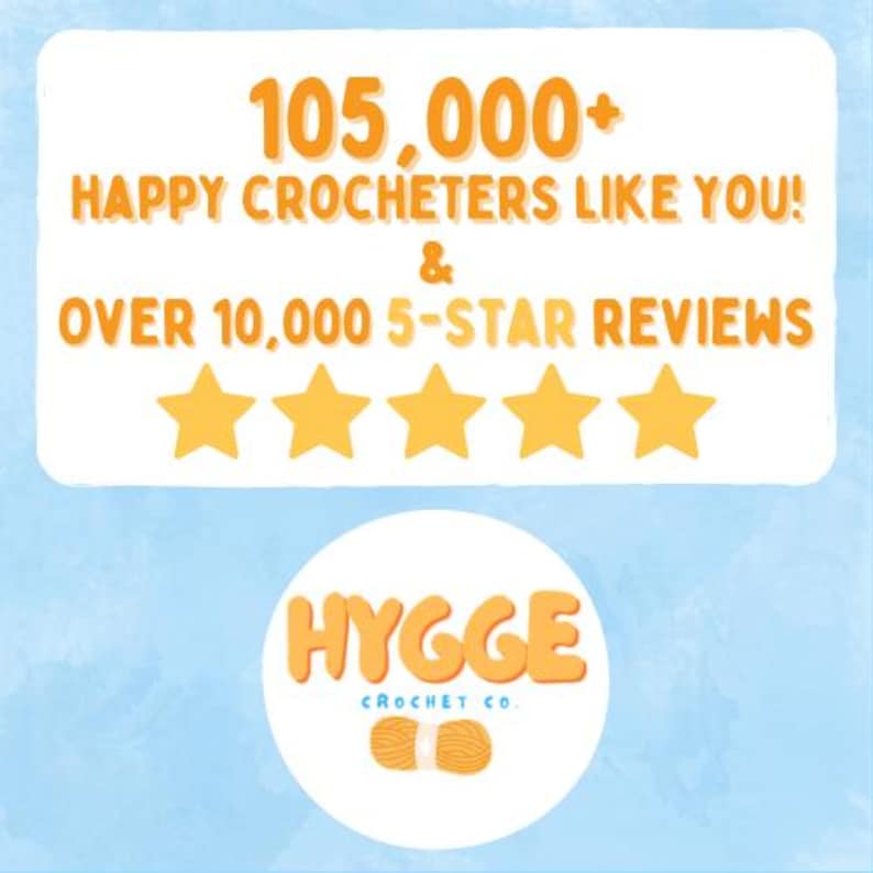 K&ouml;nnte beinhalten: Eine hellblaue Grafik mit dem Text 105,000+ HAPPY CROCHETERS LIKE YOU! & OVER 10,000 5-STAR REVIEWS &uuml;ber f&uuml;nf gelben Sternen. Darunter befindet sich ein wei&szlig;er Kreis mit dem orangefarbenen Text HYGGE CROCHET CO. und einem kleinen Garnkn&auml;uel-Symbol.