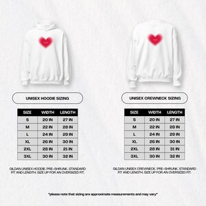 K&ouml;nnte beinhalten: Wei&szlig;er Hoodie und Crewneck-Sweatshirt mit rotem Herzdesign. Das Bild enth&auml;lt Gr&ouml;&szlig;entabellen f&uuml;r Unisex-Hoodies und Crewnecks mit Ma&szlig;en in Zoll. Der Text auf dem Bild lautet: "Bitte beachten Sie, dass die Gr&ouml;&szlig;en ungef&auml;hre Ma&szlig;e sind und variieren k&ouml;nnen."