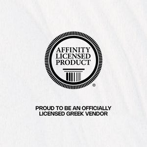 K&ouml;nnte beinhalten: Ein schwarz-wei&szlig;es kreisf&ouml;rmiges Logo mit dem Text "AFFINITY LICENSED PRODUCT" im Inneren. Unter dem Logo steht der Text "PROUD TO BE AN OFFICIALLY LICENSED GREEK VENDOR" auf wei&szlig;em Hintergrund.