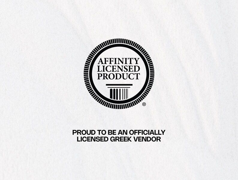 K&ouml;nnte beinhalten: Ein schwarz-wei&szlig;es kreisf&ouml;rmiges Logo mit dem Text "AFFINITY LICENSED PRODUCT" im Inneren. Unter dem Logo steht der Text "PROUD TO BE AN OFFICIALLY LICENSED GREEK VENDOR" auf wei&szlig;em Hintergrund.