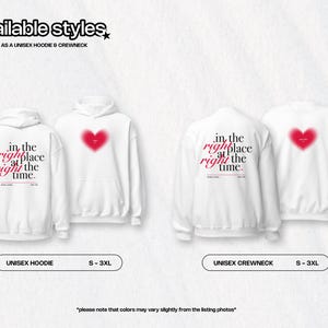 K&ouml;nnte beinhalten: Wei&szlig;er Unisex-Hoodie und -Crewneck mit dem Text "in the right place at the right time" in Rot und Schwarz. Der Hoodie hat eine rote Herzgrafik. Erh&auml;ltlich in den Gr&ouml;&szlig;en S-3XL.
