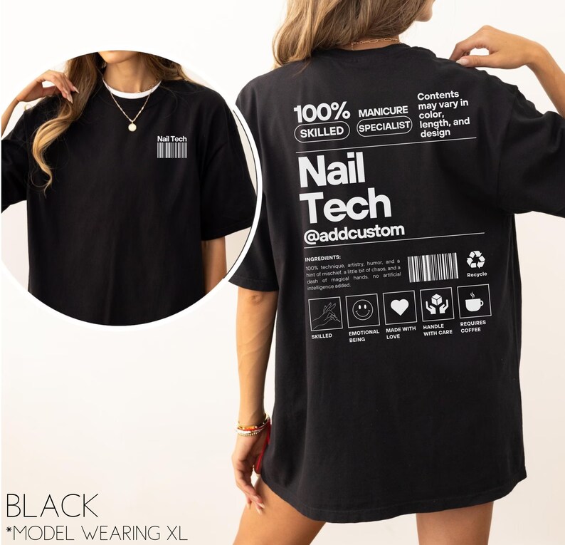 Pu&ograve; includere: Maglietta nera oversize con un design grafico bianco sul retro. Il design presenta il testo "Nail Tech @addcustom" e un elenco di ingredienti, tra cui "100% tecnica, arte, umorismo e un pizzico di malizia".