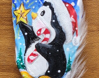 Pingüino pintado a mano con plumas, decoración navideña única, adorno de cuento de hadas invernal.