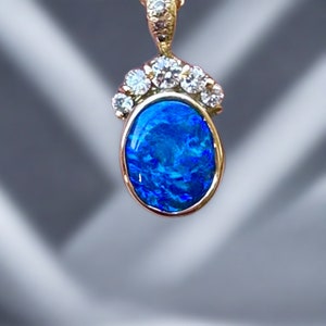 Zapierająca dech w piersiach elegancja - 18-karatowe złoto australijski czarny opal diamentowy wisiorek