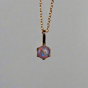 Stunning 18k Gold Lightning Ridge Opal Pendant