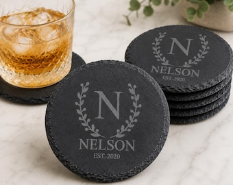 Personalisierte gravierte Schiefer Untersetzer Set | Benutzerdefinierte Monogramm Getränke Untersetzer | Einweihungsparty Geschenk | Rustikale Untersetzer Stein | Hochzeitsgeschenk