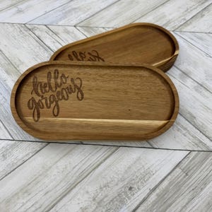 Vassoio in legno Hello Gorgeous, portaoggetti, organizer da scrivania personalizzato, vassoio organizer, vassoio portagioie da donna, regalo per lei, regalo per la mamma