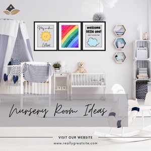 Puede incluir: Una habitación de bebé blanca con una cuna, un caballo de balancín y tres impresiones enmarcadas en la pared. Las impresiones presentan un sol con el texto "My sunshine Eithan", un arcoíris y una nube con el texto "welcome little one! Baby Taylor Finn".