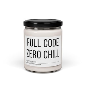 Puede incluir: Vela blanca en un tarro de cristal transparente con tapa negra. La etiqueta muestra "FULL CODE ZERO CHILL" en texto negro. La etiqueta también indica que la vela es una mezcla de cera de soja 100% natural.