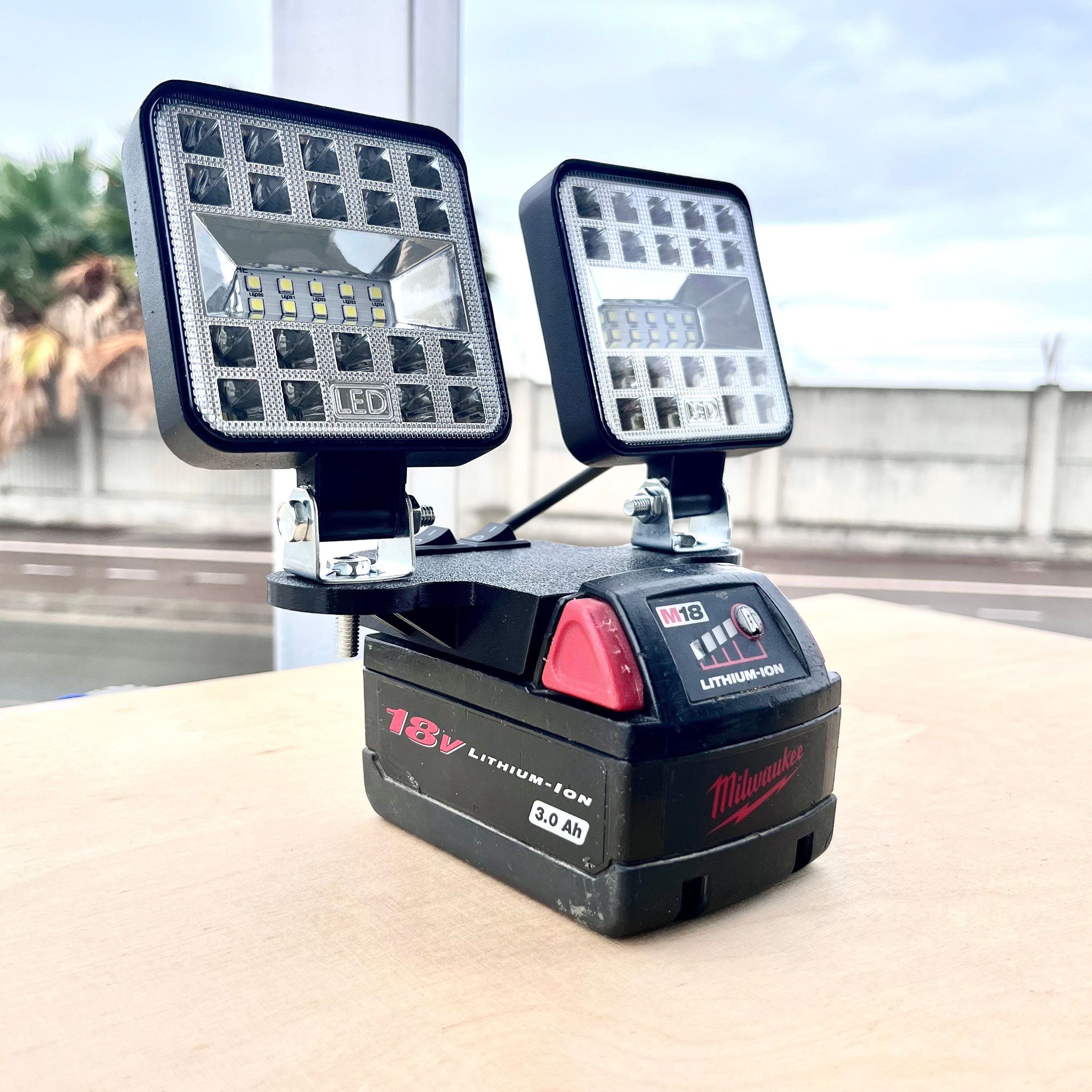 Milwaukee Work Light With Dual LED for Battery – Portable