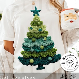 Peut inclure: T-shirt blanc avec un motif de sapin de Noël fait de pompons verts et turquoise, surmonté d'une étoile turquoise. Les mots "digital download" sont en bas. Le design est de k.studio.