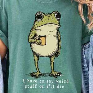Tengo que decir cosas raras o moriré (Png), Rana divertida (Png), Sapo con café de champiñones, Regalo divertido de estilo cottagecore (Png), Humor animal vintage (Png)
