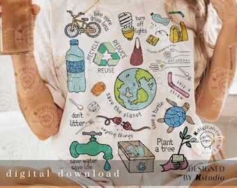 Op de afbeelding: Een wit T-shirt met een kleurrijke illustratie van verschillende manieren om de planeet te helpen redden. De illustratie bevat een fiets, een gloeilamp, herbruikbare boodschappentassen, een schildpad, een boom en een kraan. De tekst "Reduce, Recycle, Reuse" is ook opgenomen in de illustratie. De tekst "Designed by Kstudio" staat onderaan het T-shirt.