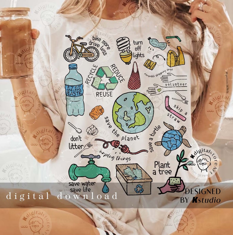 Puede incluir: Una camiseta blanca con una ilustraci&oacute;n colorida de varias formas de ayudar a salvar el planeta. La ilustraci&oacute;n incluye una bicicleta, una bombilla, bolsas de la compra reutilizables, una tortuga, un &aacute;rbol y un grifo. El texto "Reducir, Reciclar, Reutilizar" tambi&eacute;n est&aacute; incluido en la ilustraci&oacute;n. El texto "Dise&ntilde;ado por Kstudio" est&aacute; en la parte inferior de la camiseta.